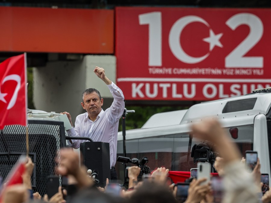 Turkish Opposition Leader Seeks to Reshape Political Arena