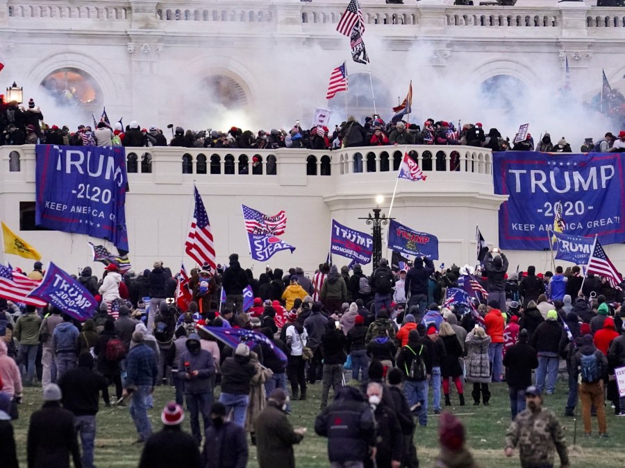 قاضٍ أمريكي ينهي قضية Proud Boys بعد توجيه من ترامب